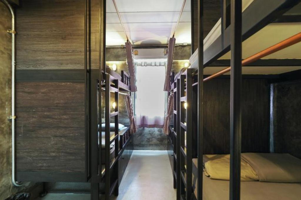 Vm1 Hostel Bangkok Bagian luar foto