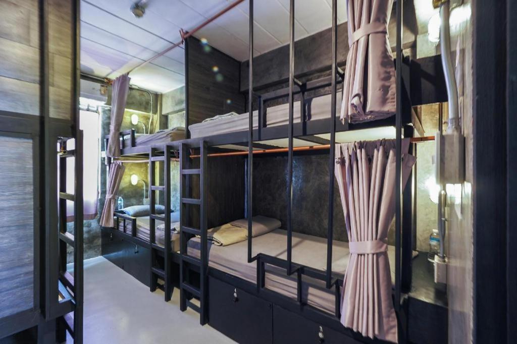 Vm1 Hostel Bangkok Bagian luar foto